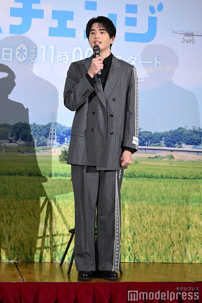 ドローンの風圧で稲を心配していた中沢元紀(C)モデルプレス