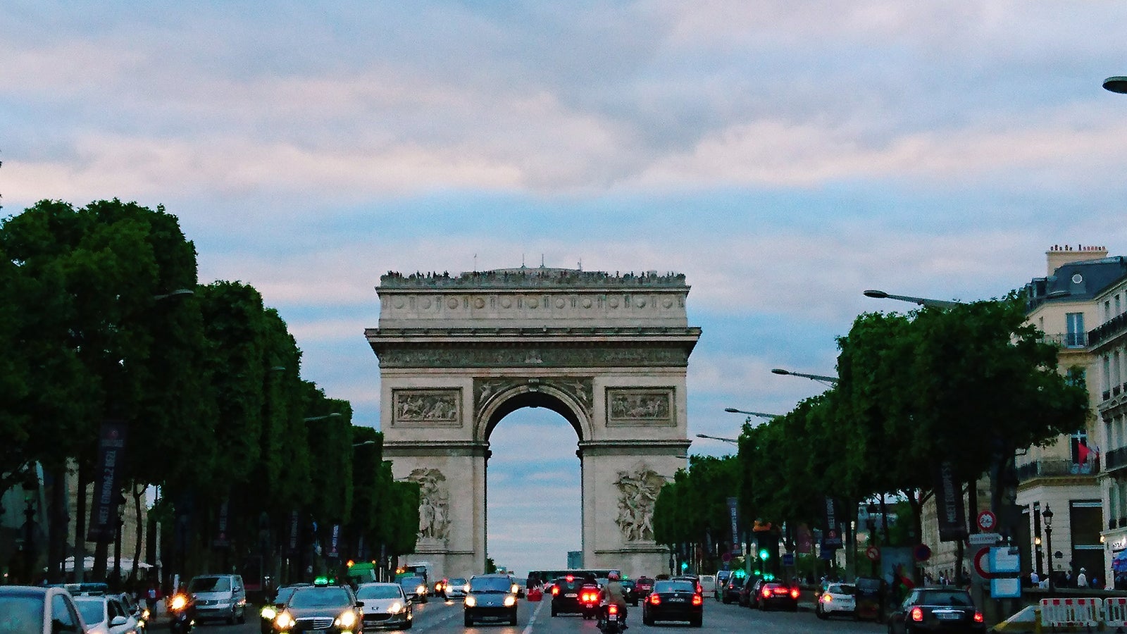 夕暮れに色づくパリ／画像提供：所属事務所