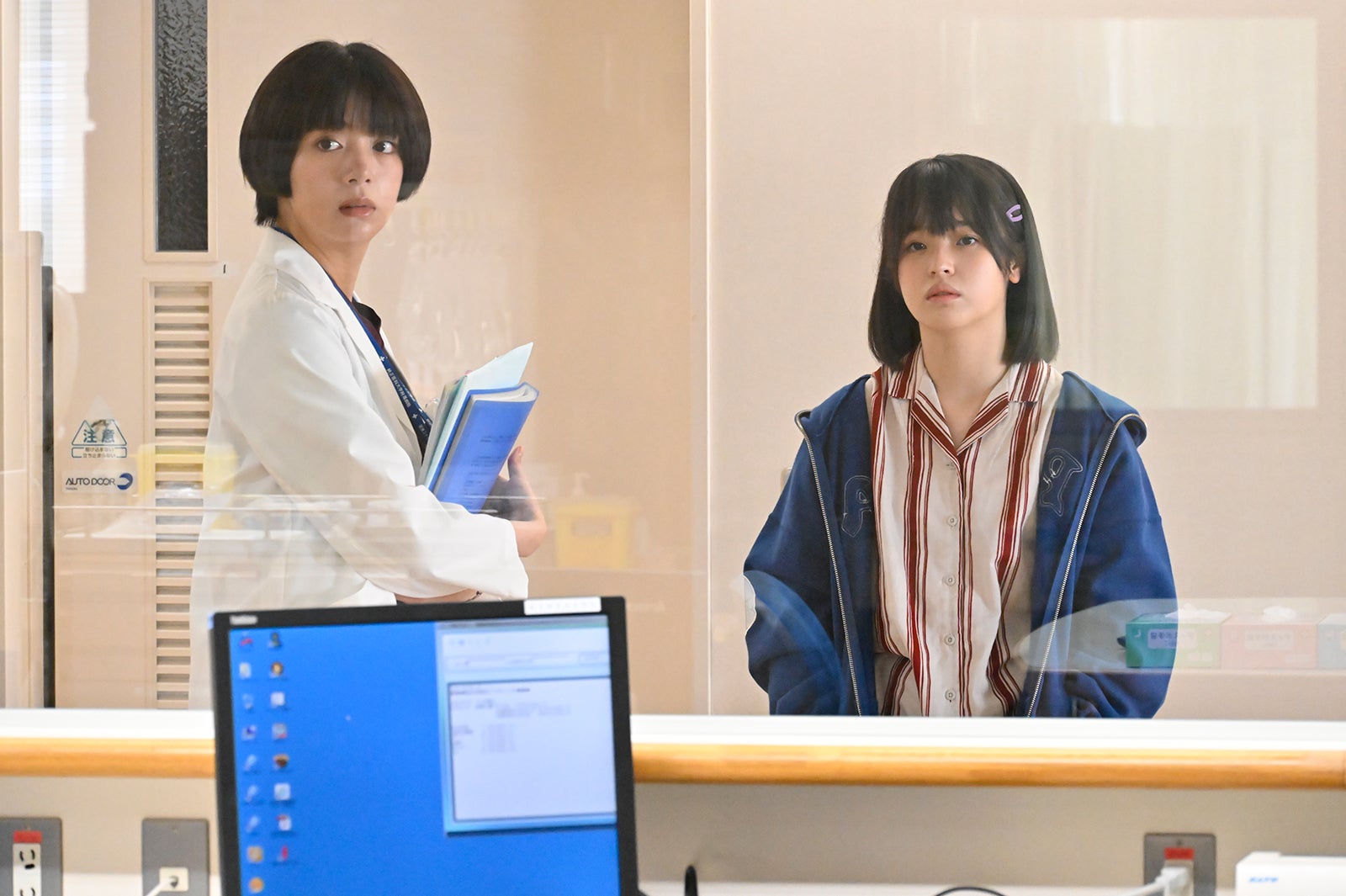 池田エライザ、豊嶋花「祈りのカルテ 研修医の謎解き診察記録」第2話より（C）日本テレビ