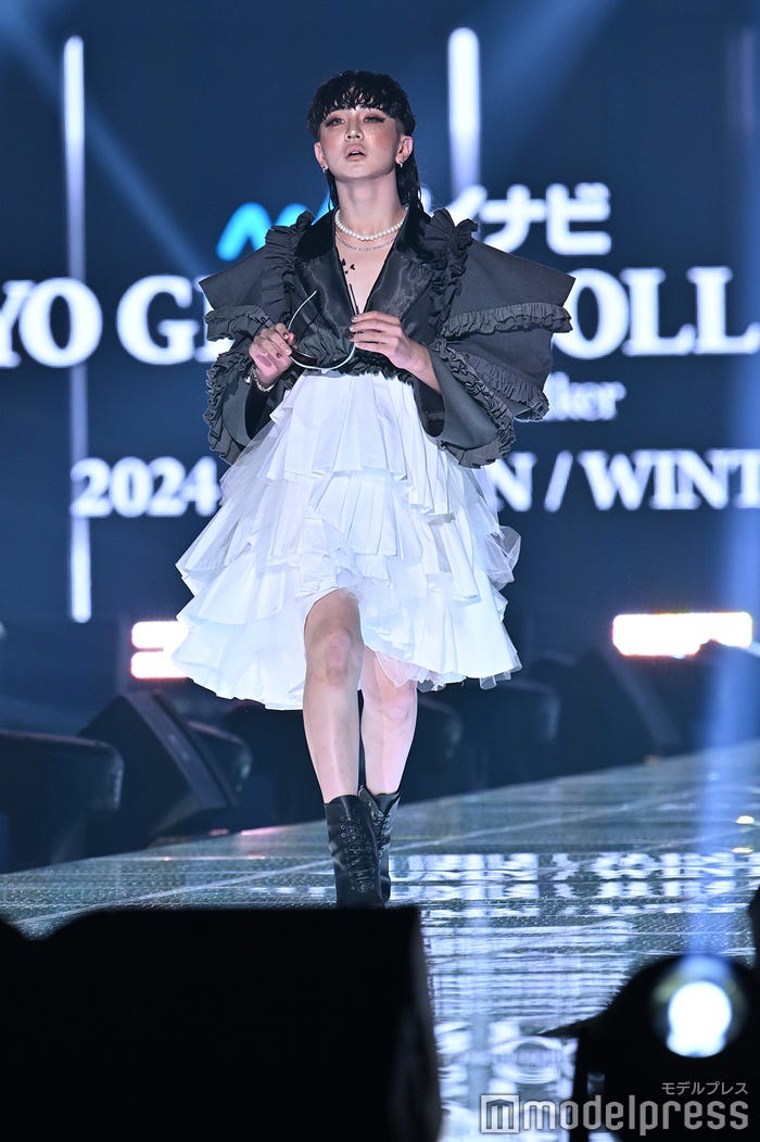 フリルワンピ姿で初のランウェイを闊歩する伯井太陽(C)モデルプレス