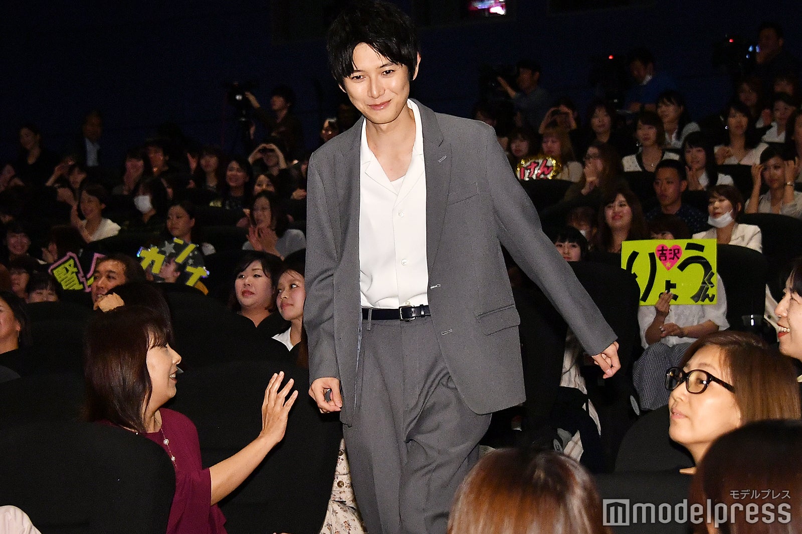 ステージへ向かう本郷奏多 （C）モデルプレス