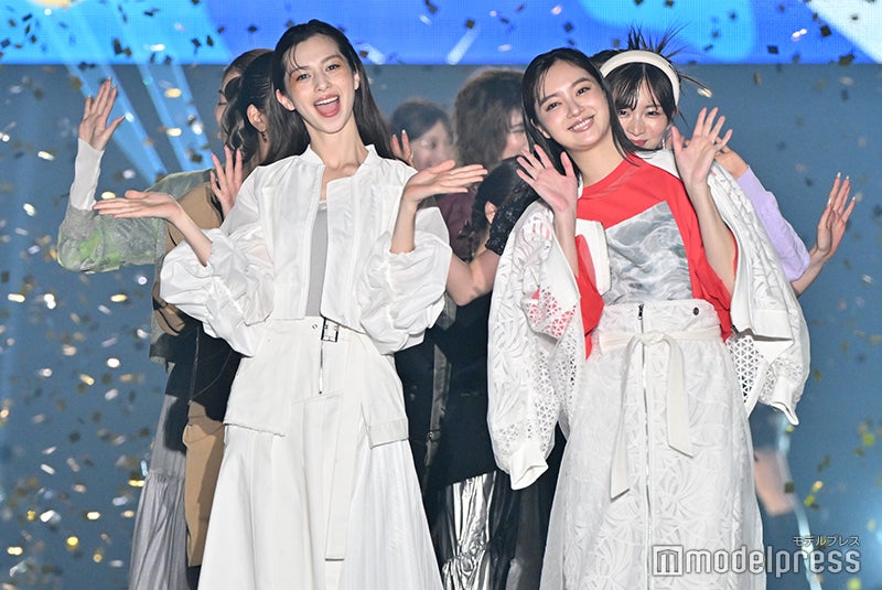 中条あやみ、新川優愛／グランドフィナーレの様子（C）モデルプレス