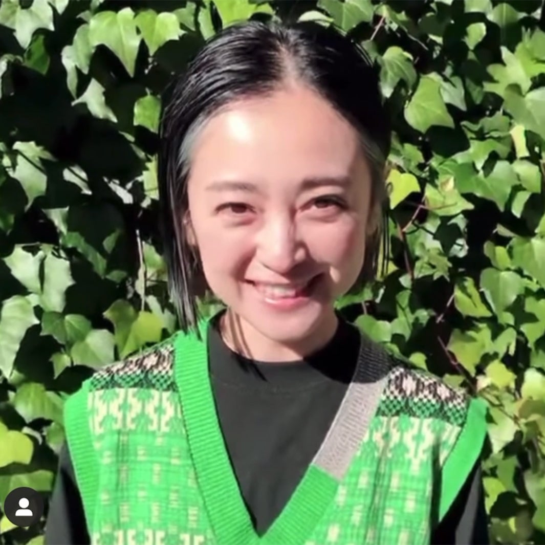 安達祐実、黒髪×インナーグリーンの新ヘアに絶賛の声「透明感すごい」