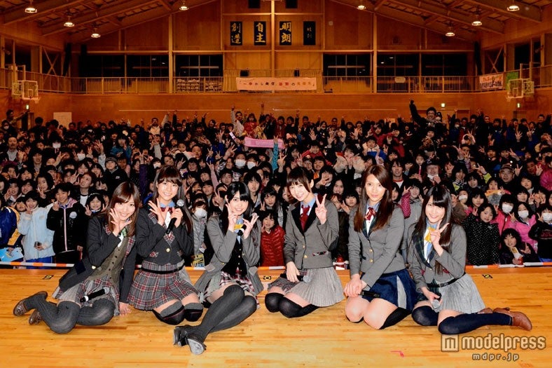 岩手県陸前高田市・高田第一中学校を訪問したAKB48（C）AKS
