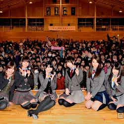 岩手県陸前高田市・高田第一中学校を訪問したAKB48（C）AKS