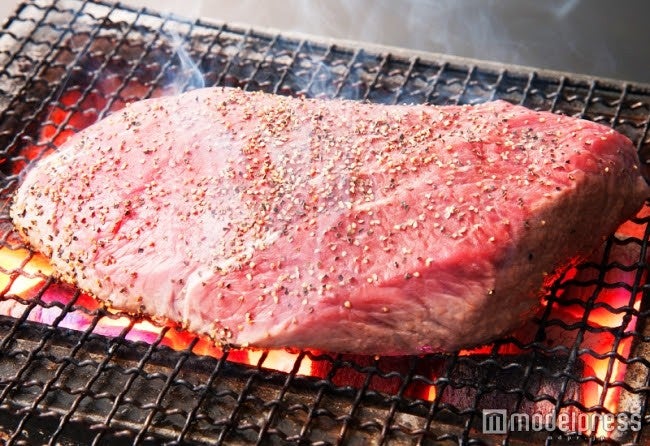 塊肉を豪快に炭火焼に（1ポンド税別3,820円）