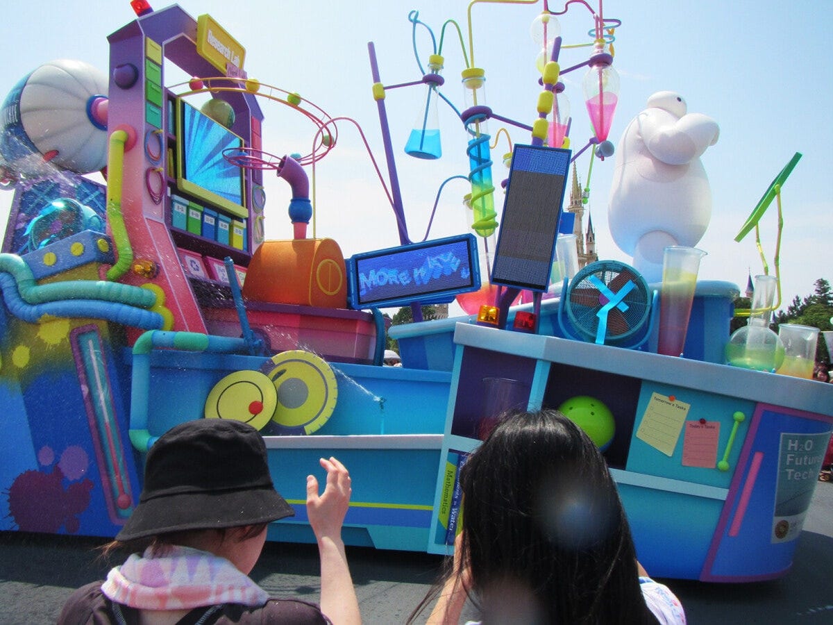 フロートが停止するポイントの近くにいると大量の水がかかって濡れます