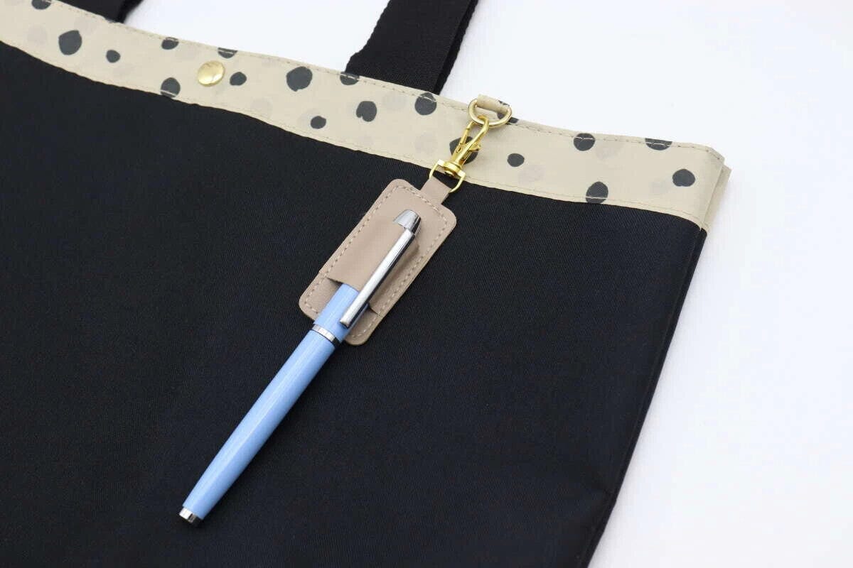 合皮ペンホルダーフック付を黒いバッグに装着しペンを挟んでいる