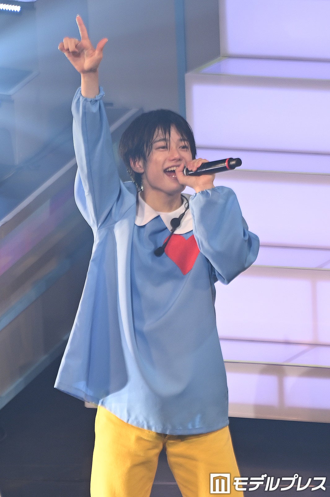幼稚園児に扮した真弓孟之（C）モデルプレス
