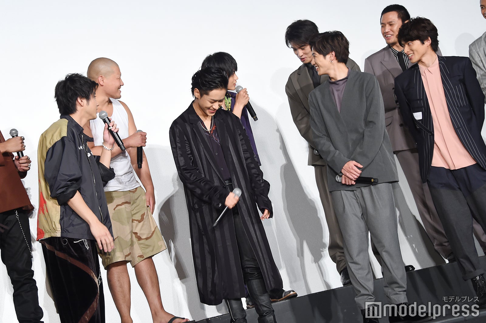 観客に向かって「お疲れさまです」と挨拶しツッコまれる神尾楓珠（後列中央）（C）モデルプレス