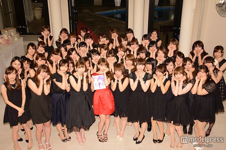 50人の女性ファンと記念撮影／小嶋陽菜