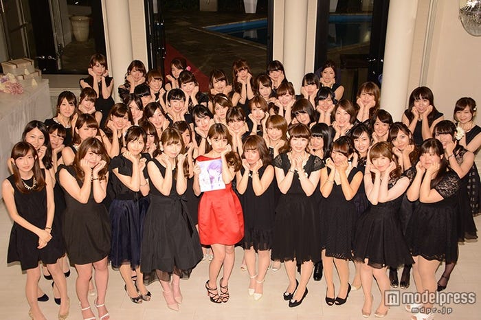 50人の女性ファンと記念撮影/小嶋陽菜