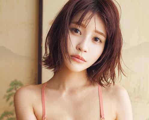 岸明日香、色白バストで甘える視線 迫力美ボディ披露