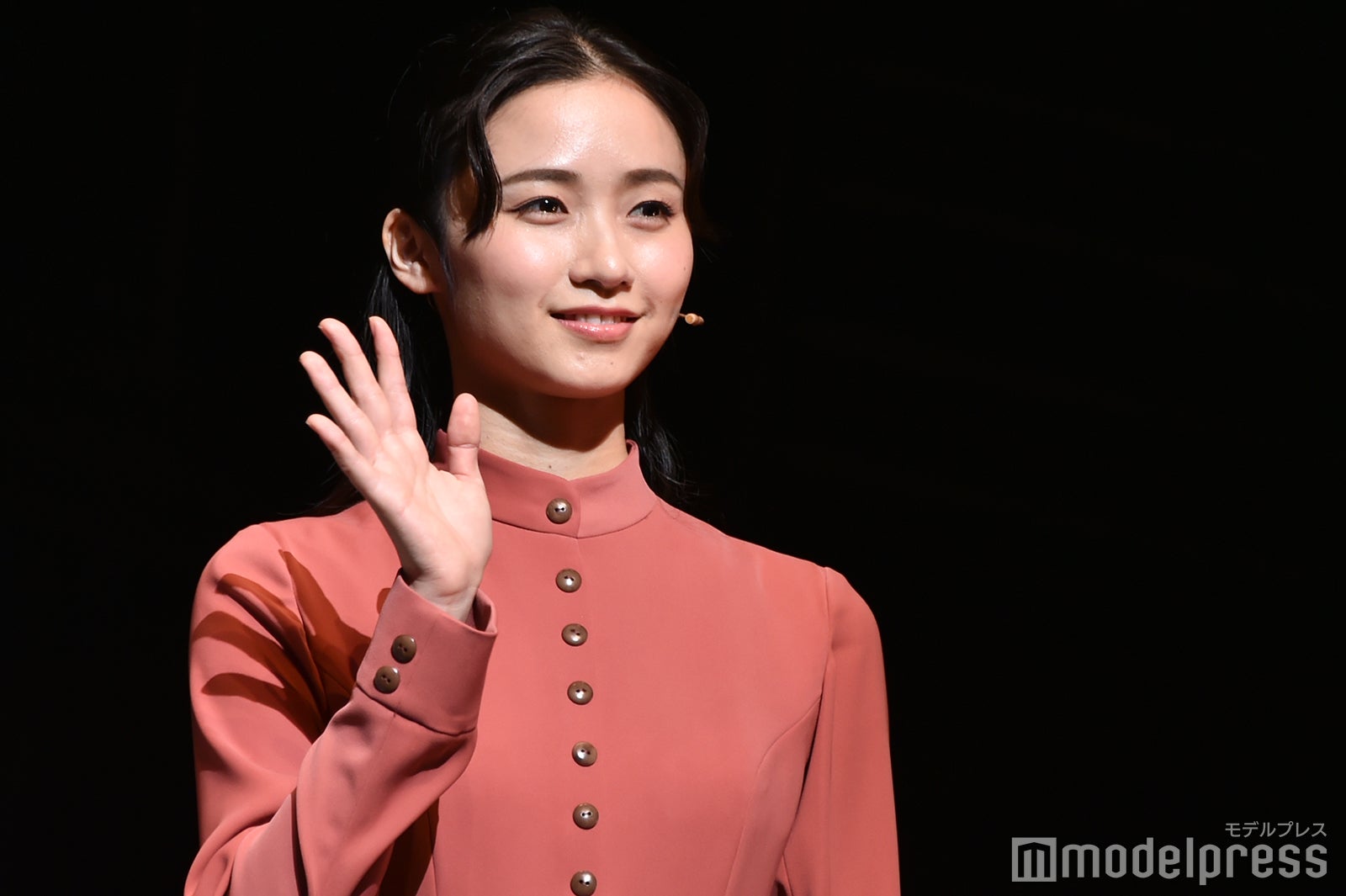 ムービーカメラに手を振る木下晴香 （C）モデルプレス