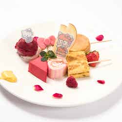 おそ松×ハローキティ おでんケーキプレート¥1,480(税抜)(C)1976,1979,1984,1988,1996,2017 SANRIO CO.,LTD.