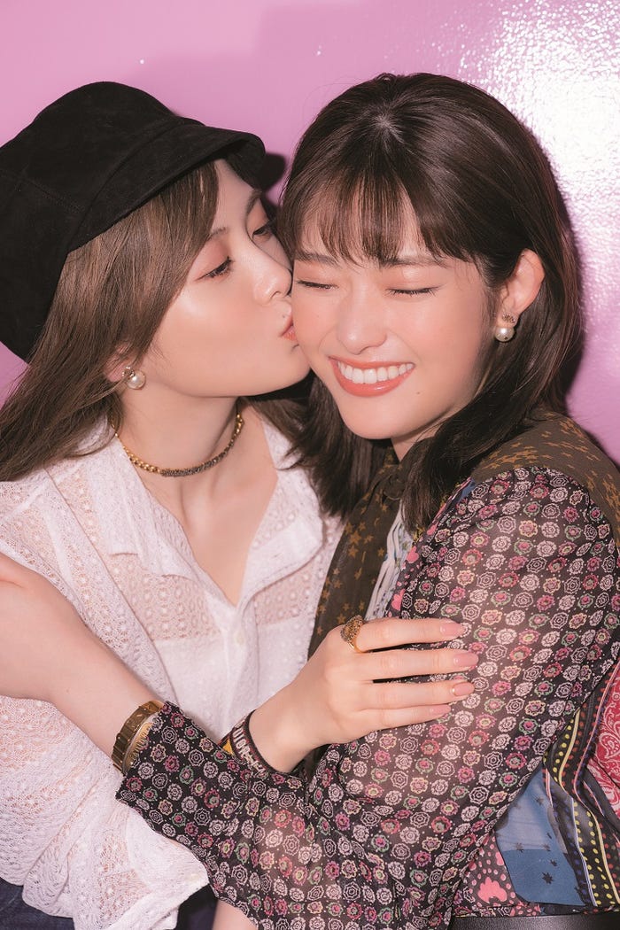 白石麻衣、松村沙友理/「CanCam」1月号(画像提供:小学館)