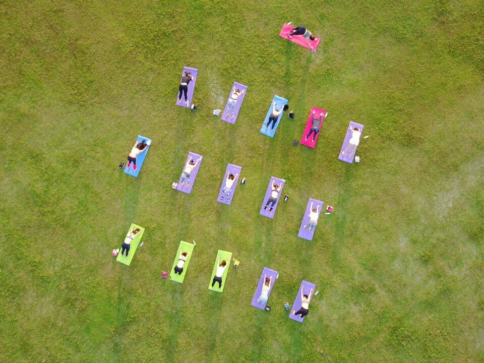 空中から見たヨガの様子（提供画像）