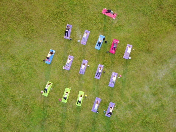 空中から見たヨガの様子(提供画像)