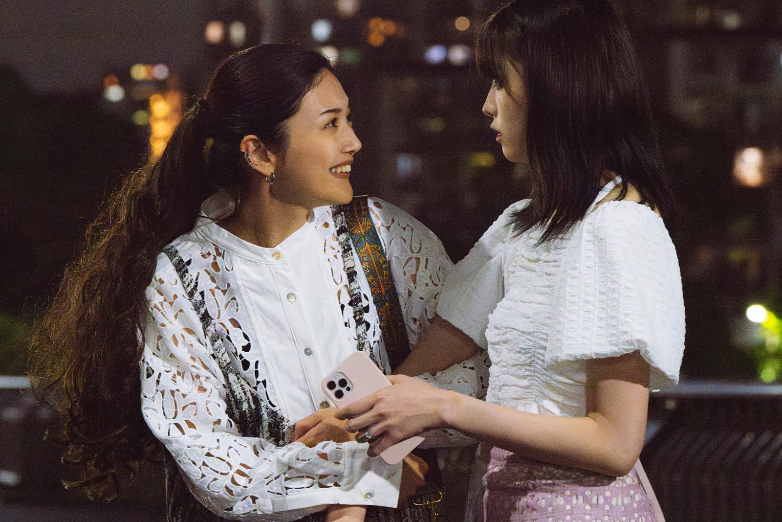 田中道子、高橋ひかる「顔に泥を塗る」第7話より（C）テレビ朝日