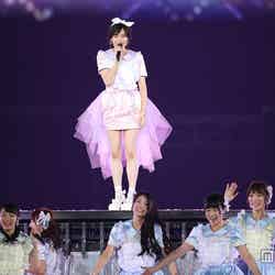 トップに立ち、抜群のプロポーションとダンスで盛り上げる、大人AKB48の塚本まり子（C）AKS