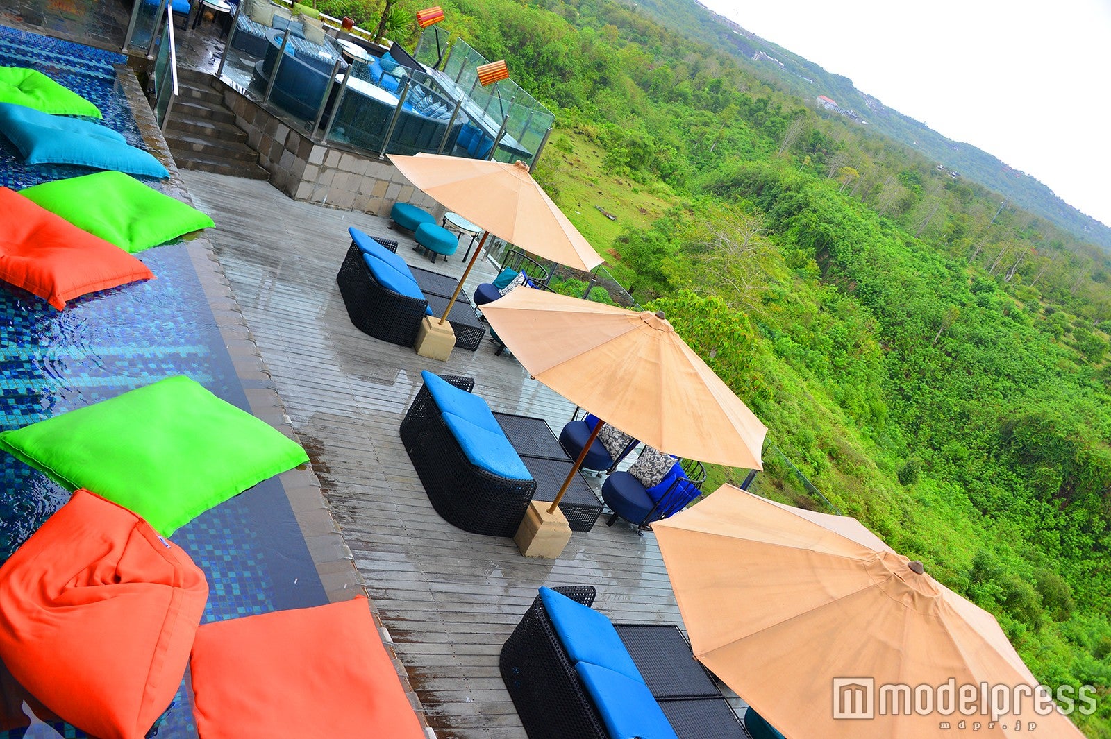 プールのフロートで浮かびながらお酒も飲める（C）モデルプレス