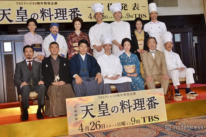 ドラマ「天皇の料理番」制作発表会見の様子(前列左から)郷ひろみ、杉本哲太、鈴木亮平、佐藤健、黒木華、武田鉄矢、小林薫(後列左から)芦名星、佐藤蛾次郎、高岡早紀、桐谷健太、柄本佑、美保純、加藤雅也