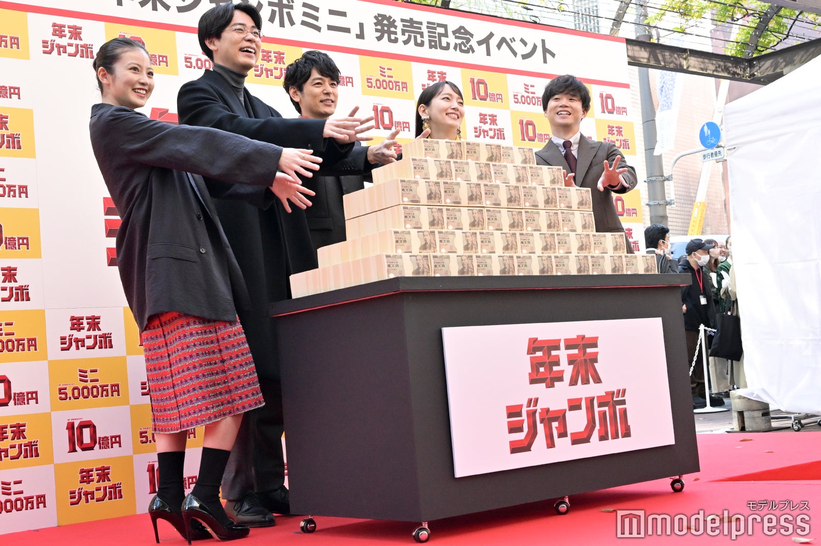 （左から）今田美桜、成田凌、妻夫木聡、吉岡里帆、矢本悠馬 （C）モデルプレス