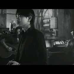 公開された青柳翔の1stシングル「泣いたロザリオ」のMVのワンシーン