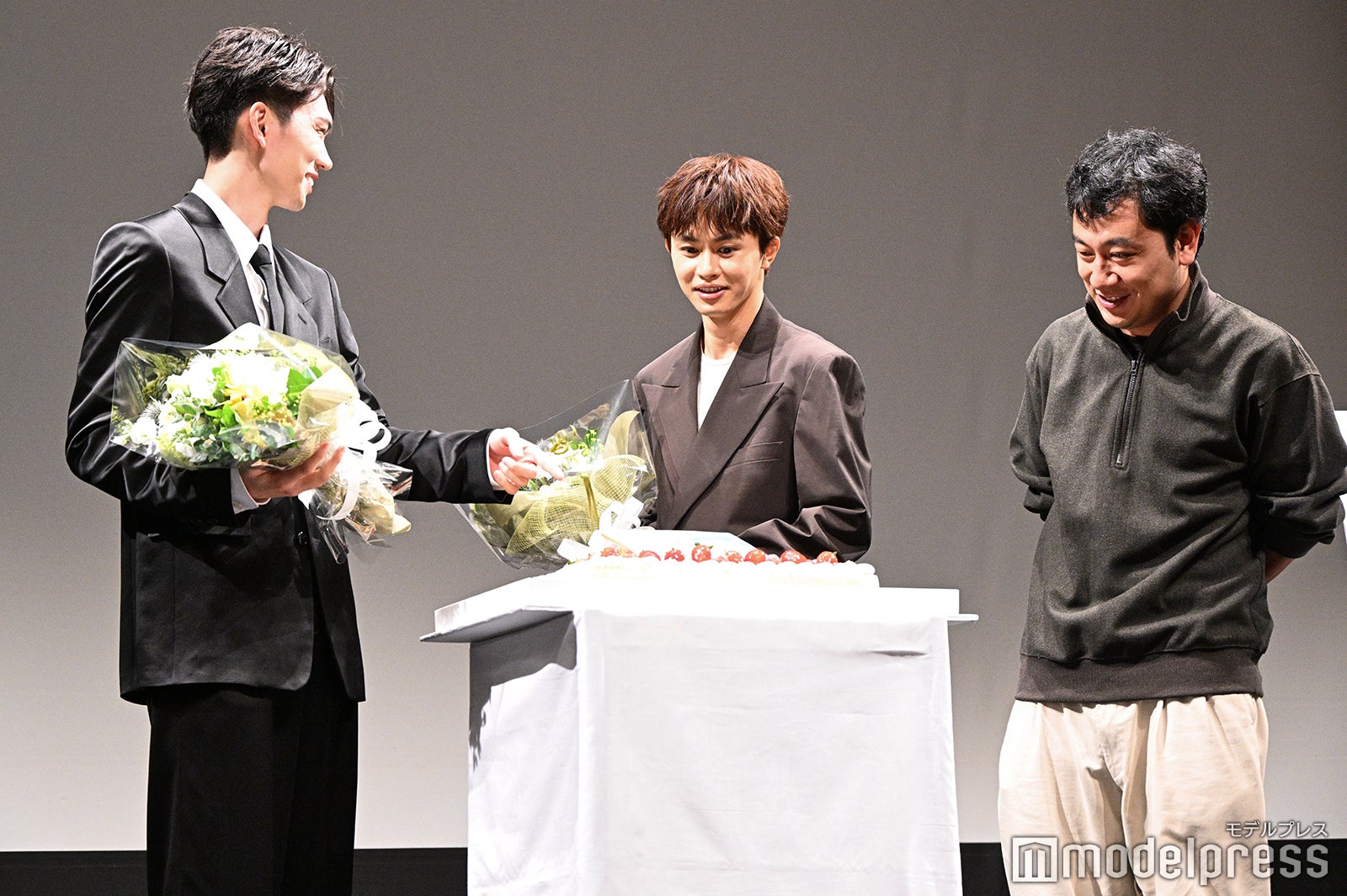 バースデーサプライズに驚く樋口幸平、草川拓弥、中川龍太郎監督（C）モデルプレス