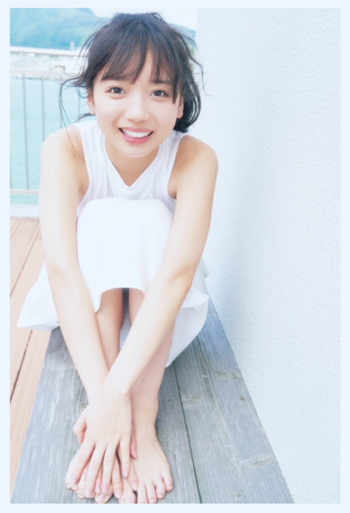 齊藤京子1st写真集「とっておきの恋人」Loppi・HMV限定 裏表紙(撮影:岡本武志)