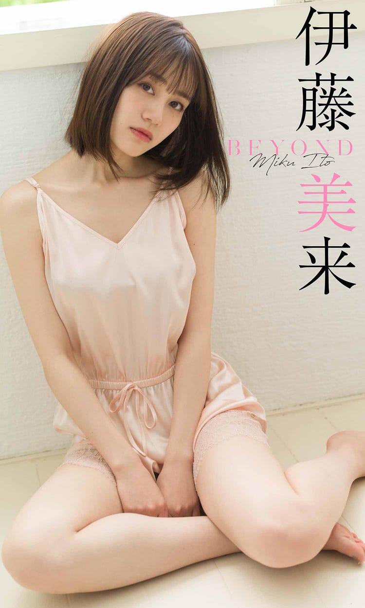 小山リーナ 足 