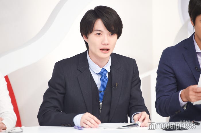 天気予報を見て雨の予報を心配する神木隆之介 (C)モデルプレス