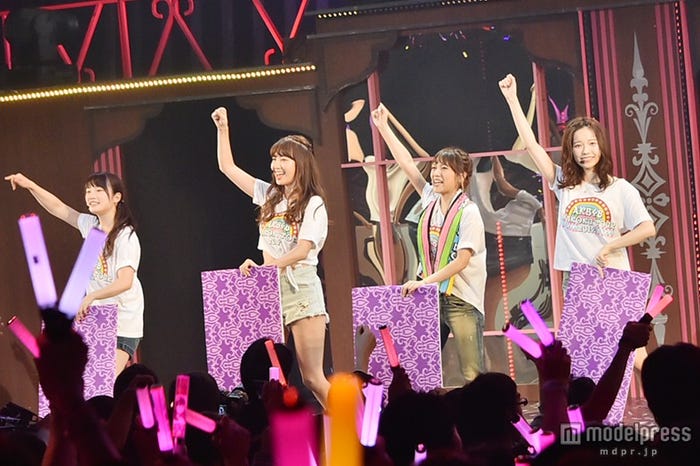 アンコールでは『AKB48(東京ver.)』披露/左から:川栄李奈、小嶋陽菜、高橋みなみ、島崎遥香