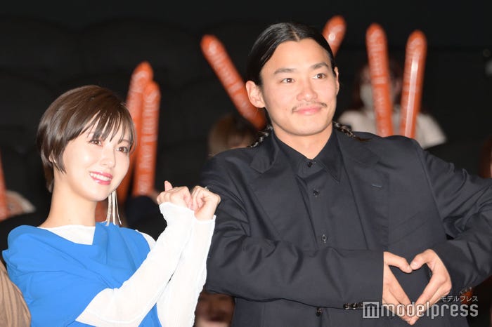 浜辺美波&野村周平が個性あふれるハートポーズ(C)モデルプレス