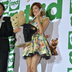 美脚を披露したローラ