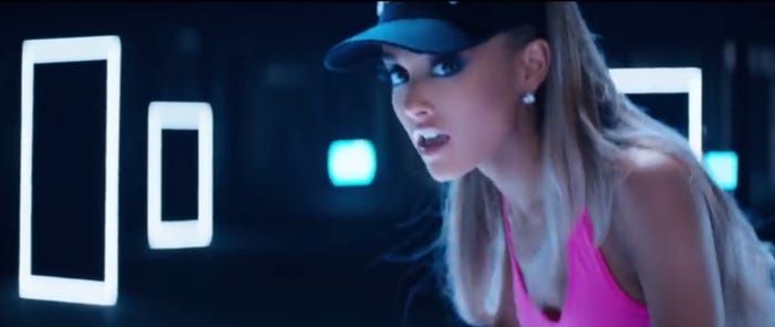 アリアナ・グランデ「サイド・トゥ・サイド feat.ニッキー・ミナージュ」MVのワンシーン