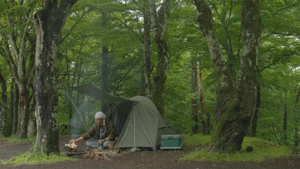 ヒロシ、雨が降る湖畔で“骨付き肉”を焼く「映えるわ～！」＜ヒロシ