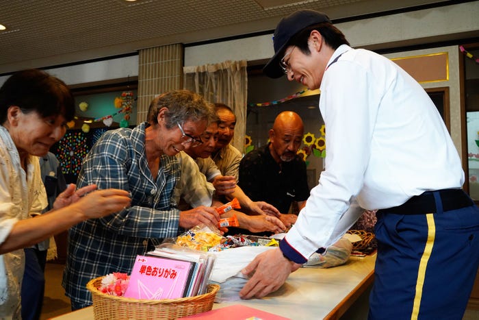 (右)田中圭「ブラックポストマン」第2話より(C)テレビ東京