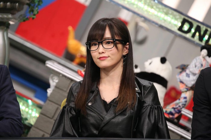 山本彩 鈴木伸之 そろって黒メガネに かっちりスタイルで大人なオーラ 今週のメガネ美女 男子 モデルプレス