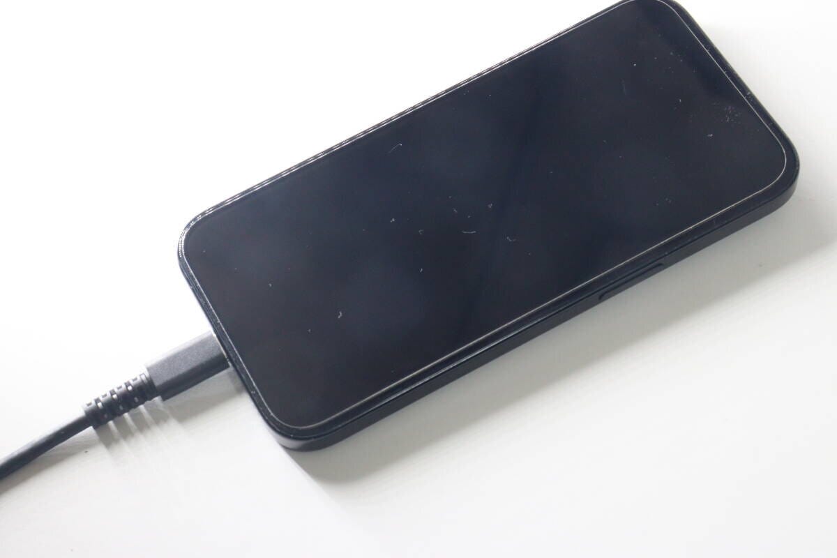 黒いスマートフォンにUSB 黒いスマートフォンにUSB