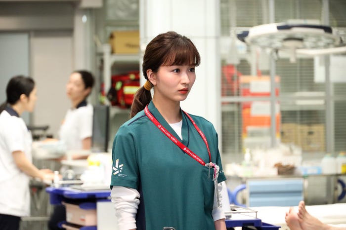 岡崎紗絵「ナイト・ドクター」第4話より(C)フジテレビ