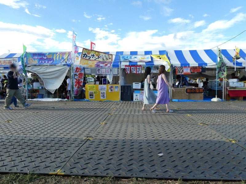 ひまわりまつりの期間中、ひまわり畑の一角には露店が立ち並びます（2022年8月11日撮影）