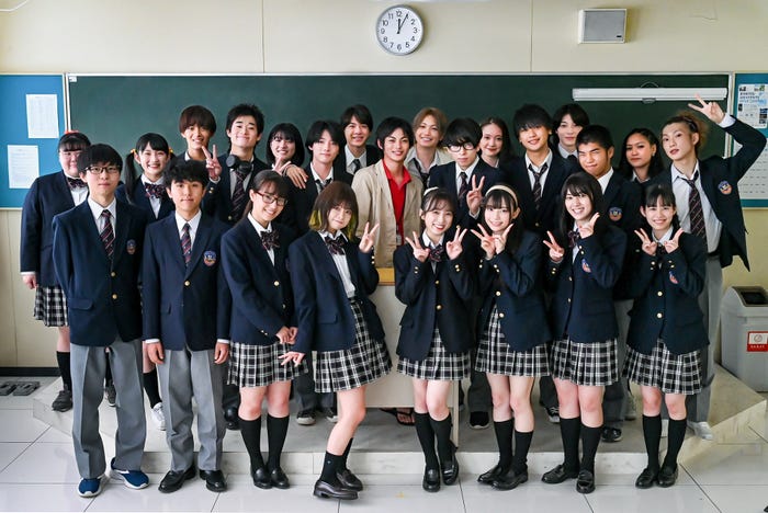 「顔だけ先生」生徒集合写真 (C)東海テレビ