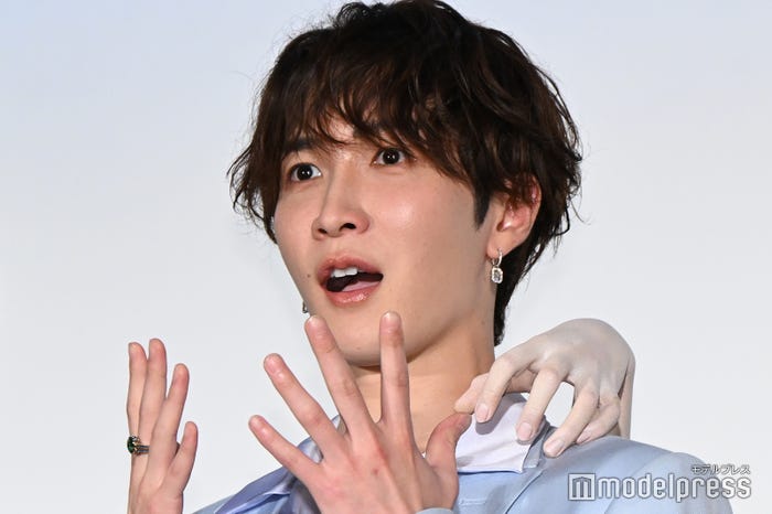 報道陣に「驚いてください」とお願いされ、完璧な驚き顔を見せる渡辺翔太(C)モデルプレス