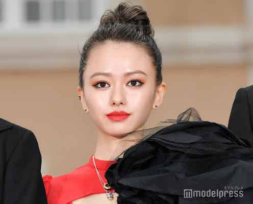 山本舞香、赤×黒アシメの“攻めまくったドレス”姿に土屋太鳳も絶賛「本当に素敵」