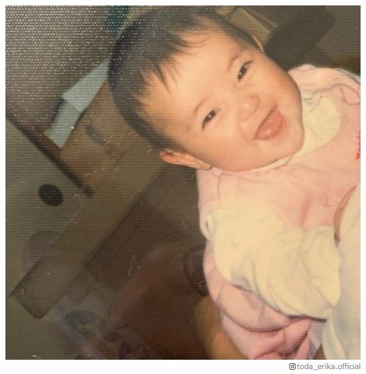 戸田恵梨香、幼少期から姫コス姿まで…貴重ショット続々公開に反響「既に顔が完成してる」「天使級の可愛さ」