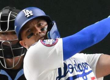 ドジャース 父を亡くしたばかりのロハスが代打で内野安打 本拠地ファンの多くがスタンディングオベーション