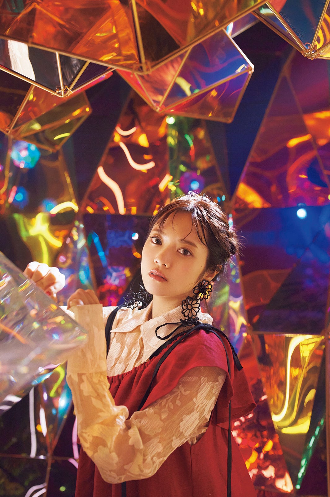 金魚ミュージアムで撮影する宮田愛萌（C）熊木優／スタイリスト：北川沙耶香、ヘアメイク：田村直子（GiGGLE）