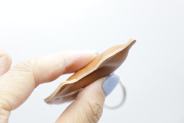 ダイソー　レザー調キーホルダー（ウマ）　厚み