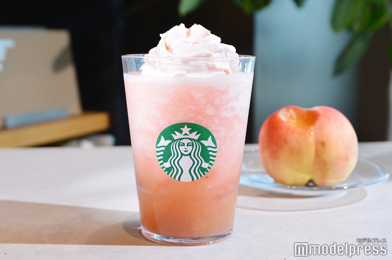 【スタバ新作メニュー】「GABURI ピーチ フラペチーノ」どこを飲んでも桃尽くし！迸るジューシーさと果肉感＜試飲レポ＞